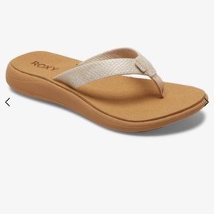 New with tags. Size 7 color: Light Bronze Ultra cushy, water friendly footbed